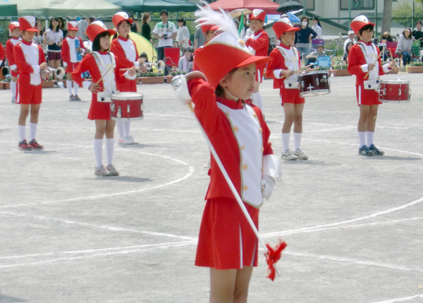 小学校に鼓笛隊衣裳を寄贈しました 子供 大人のバレエ衣裳 衣装 バレエ用品レンタル アトリエヨシノ