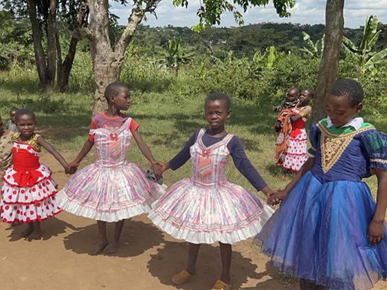 株式会社アトリエヨシノは世界各国の学習貧困地域への教育支援として、NGO団体「なかよし学園」様にバレエ衣裳を寄贈しました